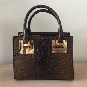 Brown handbag with adjustable strap